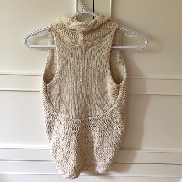 Boho knit vest with toggle button. - Picture 4 of 4